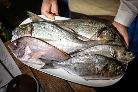 Frischer Fisch Präsentation im Zijavica Restaurant Moscenicka Draga