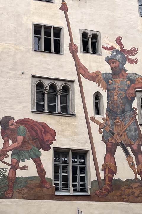 Goliathhaus Regensburg mit Goliath-Gemälde