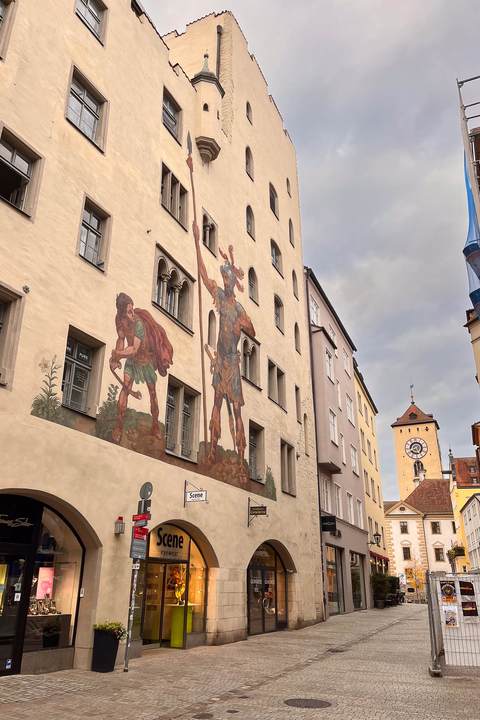 Goliathhaus Regensburg mit Goliath-Gemälde Blick aus Goliathstraße