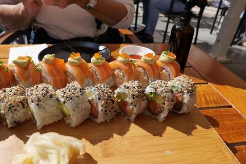 Sushi-Rollen mit Lachs, Avocado und Sesam bei Henssler at Home