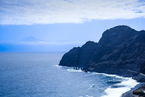 Aussicht auf die alte Verladestelle von La Gomera mit weitem Blick auf den Teide auf Teneriffa