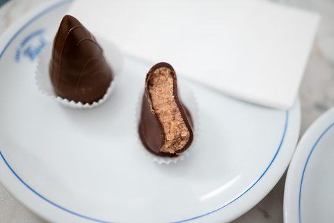 Maronenherz und Pariser Spitz im Café Fürst in Salzburg