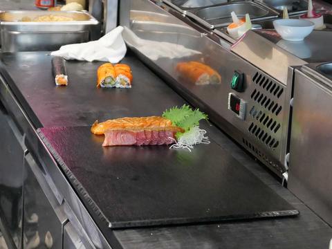 Blick in die Küche beim Zubereiten von Sushi im Henssler at Home